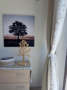 蒙特普齐亚诺GLI ALBERI apartment with view的一间树画和窗帘的房间