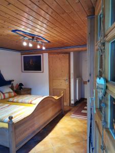 SiegenburgGästezimmer Reitinger的一间卧室设有一张床和木制天花板