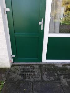 辛佩尔费尔德Rustige, gelijkvloerse vakantiewoning met 2 slaapkamers in Simpelveld, Zuid-Limburg的房屋的绿色前门