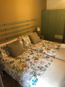 帕哈雷斯Valle del sol I的一间卧室配有一张带花卉床罩的床