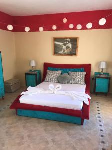 Hal GhaxiakCasa Montegri 1的卧室内的一张带红色床头板的大床