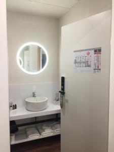 Mettetcité impériale ye的一间带水槽和镜子的浴室
