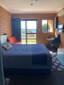 伊登威尔·费希尔汽车旅馆的一间卧室设有一张床和一个大窗户