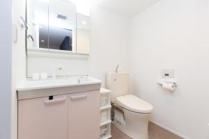 东京Cross Bridge Ikebukuro的白色的浴室设有卫生间和水槽。