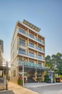 岘港Sun River Hotel & Apartment的上面有太阳旅馆标志的高楼