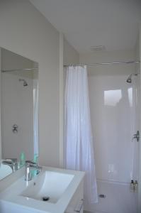 图朗伊图朗伊佳吉斯普汽车旅馆的白色的浴室设有水槽和镜子