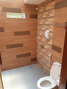 吉利特拉旺安吉利特拉万安巴伦塔简易别墅假日公园的一间带卫生间和木墙的浴室