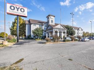 俄克拉何马城OYO Townhouse Oklahoma City Airport的前面有标志的联排别墅