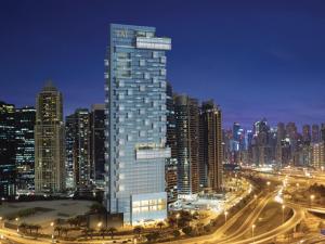 迪拜Taj Jumeirah Lakes Towers的夜晚在城市的高楼