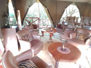 塔勒克玛拉兰奇野生动物观赏露营地 - 马赛马拉国家保护区的帐篷内带桌椅的房间