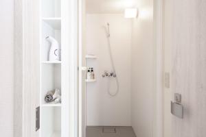 东京STAY ARI Arakicho的白色的浴室设有玻璃门淋浴