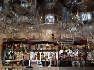 奥拉维察康多尔酒店的酒吧里装满了酒杯