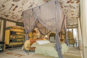 侯斯普瑞特Saseka Tented Camp的一间卧室配有一张带天蓬的床