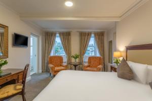 沃特福德杜利斯酒店的酒店客房,配有一张床、一张桌子和椅子