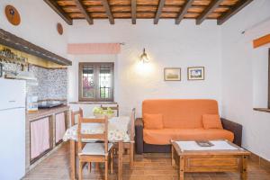 巴尔巴特El castaño的客厅配有橙色沙发和桌子