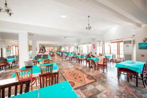厄吕代尼兹亚尔度假村的一间配备有蓝色桌椅的用餐室