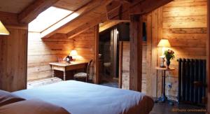 拉克吕萨勒巴纳住宿加早餐旅馆的一间卧室配有一张床和一张书桌