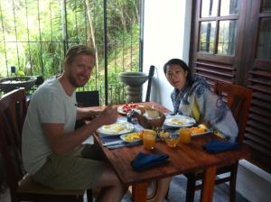 康提威瑟斯彭山林小屋的坐在餐桌旁吃食物的男人和女人