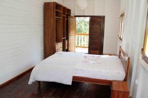 São JoséBEMA FARM的一间带床的卧室,位于带窗户的房间内
