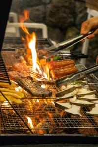 西归浦市日月度假酒店的一个人在烧烤架上烹饪食物