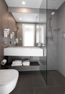 哥本哈根Go Hotel City的带浴缸、卫生间和淋浴的浴室。