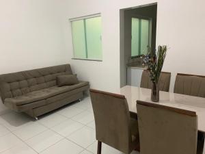 维多利亚-达孔基斯塔Edf. Odilon Vieira dos Santos的客厅配有沙发和桌子
