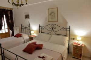 阿尔贝罗贝洛Dimora Carmine的一间卧室设有两张床和两张带台灯的桌子。