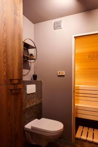 什切尔克Apartament Balance z prywatną sauną的一间带卫生间和木门的浴室