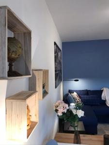 新鲁汶LLN lodge的客厅设有蓝色的沙发和蓝色的墙壁