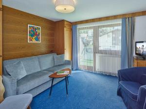 索尔登克里斯蒂安妮尔酒店的带沙发和电视的客厅