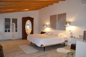埃斯特连克斯萨波萨达度假屋的一间卧室设有一张大床和一个大镜子