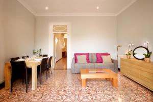巴塞罗那瓦莱塔旅馆的客厅配有桌子和沙发