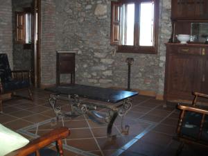 卡隆赫Villa mas的一间房间中间设有一张桌子
