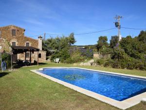 卡隆赫Villa mas的一座房子的院子内的游泳池