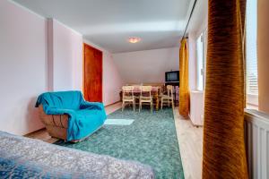 兹拉蒂博尔Guest house Padine Zlatibora的配有床、椅子和桌子的房间