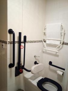 黑德科恩肯特原野高尔夫酒店的浴室设有白色卫生间和黑色座椅。