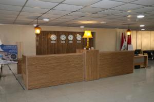 巴格达巴格达国际机场酒店的大堂设有前台,配有台灯