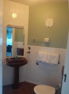 卡林福德Shalom的一间带水槽、镜子和卫生间的浴室