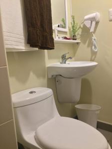 宿务Cozy studio in Cebu IT Park的浴室配有白色卫生间和盥洗盆。