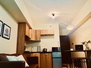 宿务Cozy studio in Cebu IT Park的带沙发的客厅和厨房