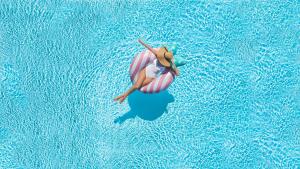 卡马利圣托里尼基萨莫斯度假酒店的穿着泳衣的女人