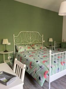 基亚拉瓦莱B&B La Grancia的一间卧室配有一张床和两张带台灯的桌子。