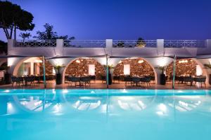 卡马利圣托里尼基萨莫斯度假酒店的享有游泳池的夜间景致