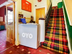艾尔OYO Glenpark Hotel, Ayr Central的楼梯旁走廊上的情人亭