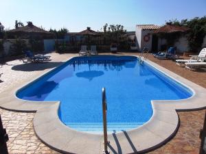 巴尔巴特El Nogal的庭院里的一个蓝色海水游泳池