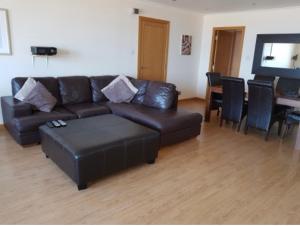 爱丁堡Beachview Apartment的客厅配有真皮沙发和桌子