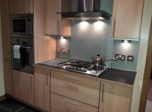 爱丁堡Beachview Apartment的厨房配有炉灶和炉灶。 顶部烤箱