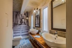 瓦莱塔Valletta Lucente Guest House的一间带两个盥洗盆和楼梯的浴室