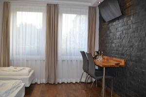 格涅兹诺Villa Vip的酒店客房设有一张桌子和一张床