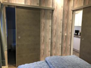 霍勒姆Vakantiewoning 't Steechje的一间卧室设有一张床和木墙